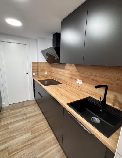 Reforma de cocina con muebles grises y encimera de madera