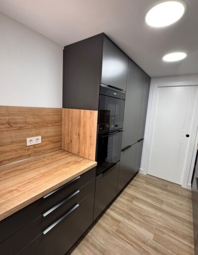 Reforma de cocina con muebles grises y encimera de madera