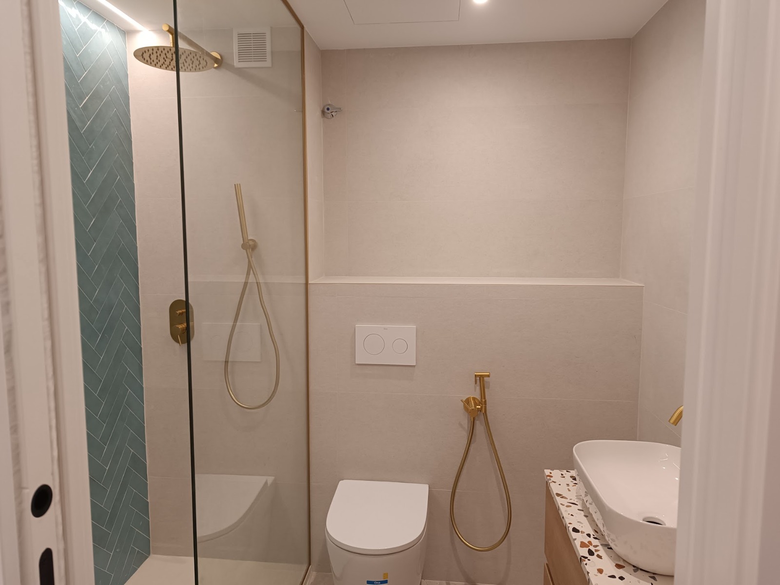 Reforma de baño con plato de ducha y grifería empotrada