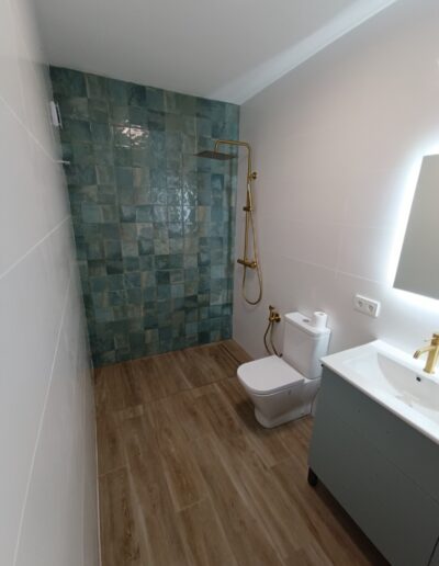 Reforma de baño con ducha y mampara en Córdoba