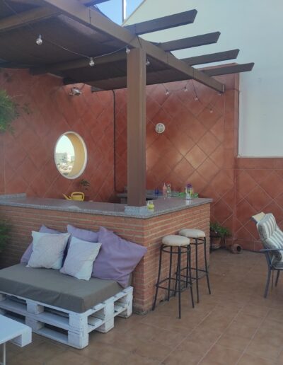 Instalación de pérgola exterior en vivienda