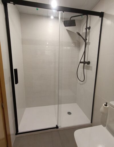 Reforma de baño con ducha y mampara en Córdoba
