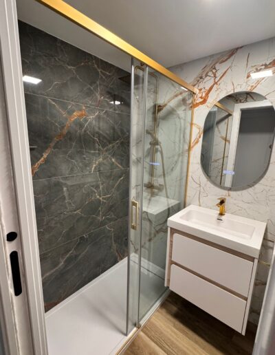 Reforma de baño con ducha y mampara en Córdoba