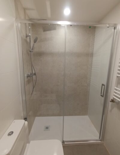 Reforma de baño con ducha y mampara en Córdoba